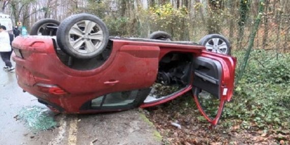 Bahçeköy’de virajı alamayan otomobil takla attı