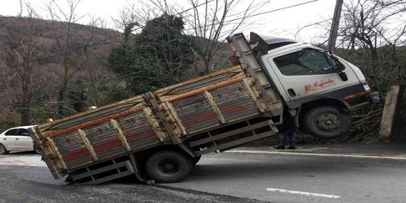 Mermer yüklü kamyon şaha kalktı