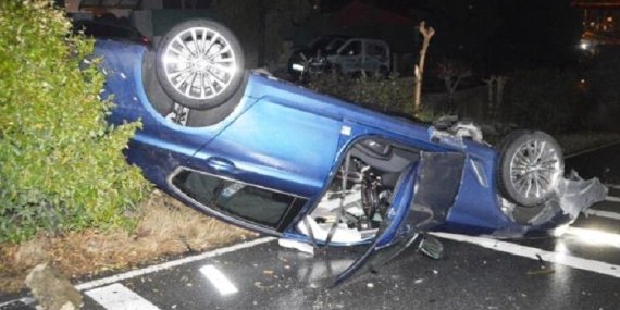 Kaza yaptığı lüks otomobili bırakıp kaçtı