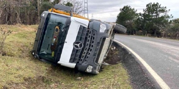 Otomobil hatalı sollama yaptı, kamyon devrildi