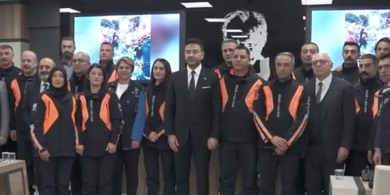 Beşiktaş Arama Kurtarma Ekibi alkışlarla karşılandı