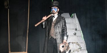 erdem-topuz-mezarci-tiyatro-oyunu