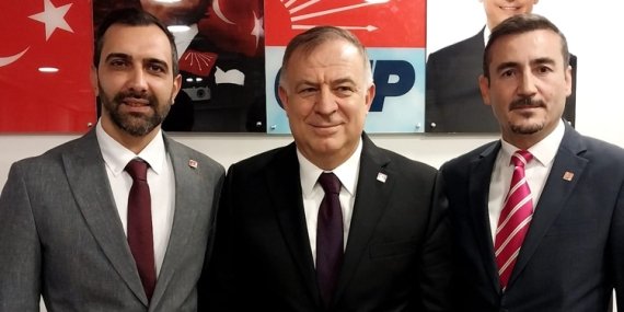 Emir Selman’ın CHP rozetini Gökan Zeybek taktı