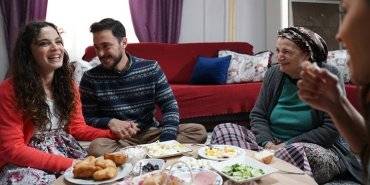 asli-bekiroglu-hayatimiz-roman-filmi