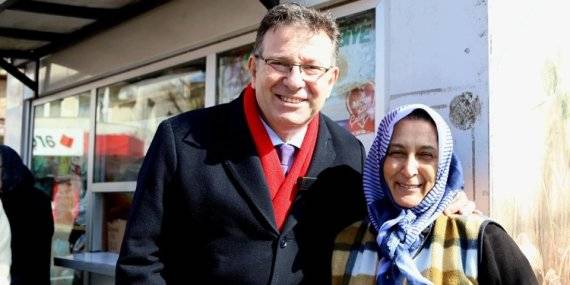 Oktay Aksu, Kireçburnu Ömürtepe Pazarı’nı ziyaret etti