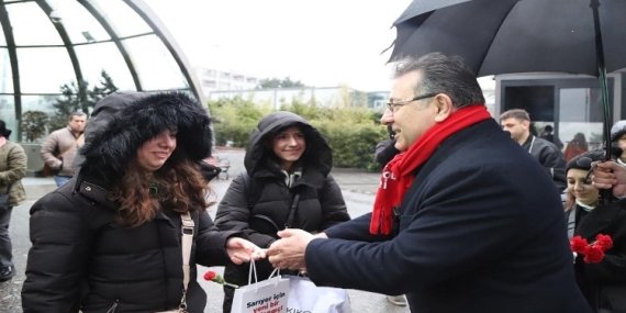 Aksu, emekçi kadınlara karanfil dağıttı