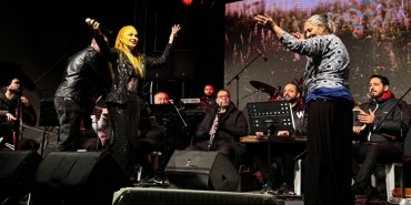 pinar_elice_sahnede_gobek_atti