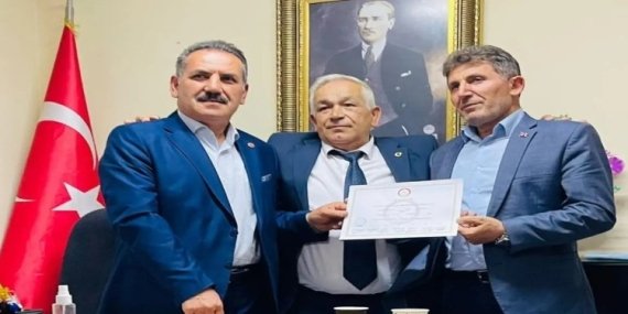 FSM Mahalle muhtarı Subaşı, mazbatasını teslim aldı