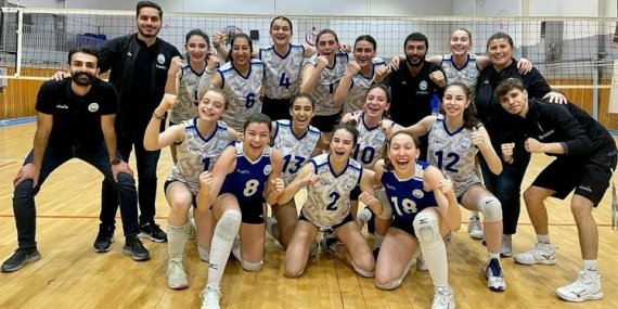 Voleybol Genç Kız Takımı şampiyonluğa koşuyor