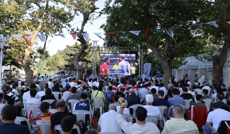 Sarıyer’de dev ekranda milli maç heyecanı