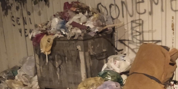 Maaşlarını alamayan işçiler iş bıraktı, Kartal’da çöp dağları oluştu!