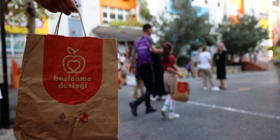 İBB’den 39 ilçede 900 bin öğrenciye destek
