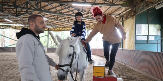 Engelli çocuklara ücretsiz hipoterapi