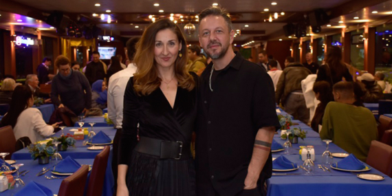 Ünlü oyuncu Boğaz turuyla evlilik yıldönümü kutladı