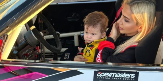 Aslan Mermer anne kucağında yarış pistinde