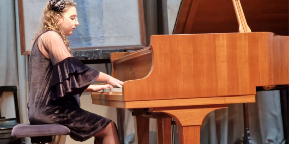 Genç piyanist Aylin Topuz Türkiye’ye ödülle döndü