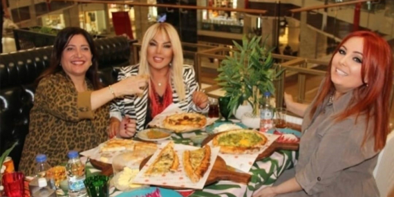 Safiye Soyman modacısı gözetiminde pide yedi