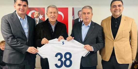 Hulisi Akar’a 38 numaralı forma hediye edildi!