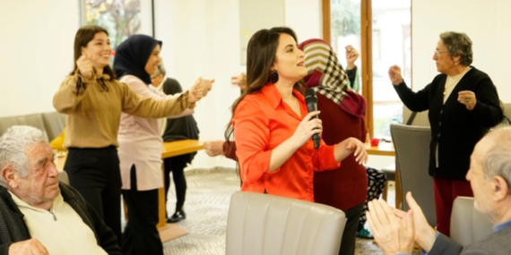 Ümmü Erbil ile huzurevinde erken yılbaşı