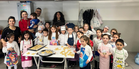 Ünlü şef oğullarıyla mutfağa girdi