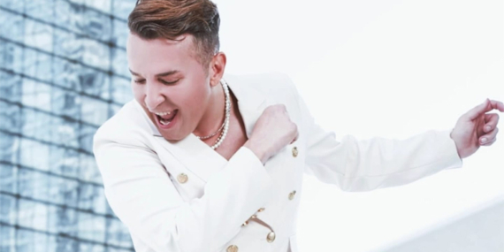 Ebru Gündeş hayranlığı şarkısını okuttu