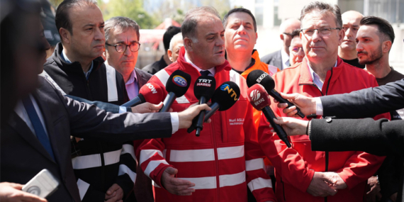 Sarıyer’de yol çöktü!