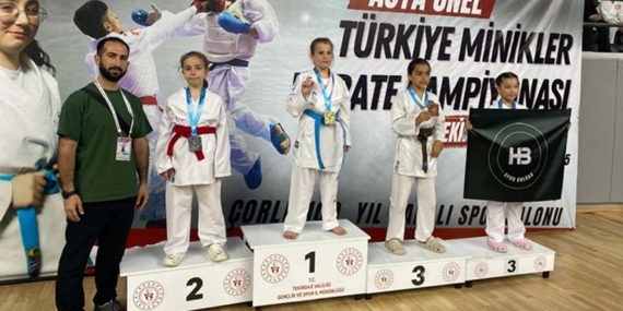 Minik karatecilerden üç kupa