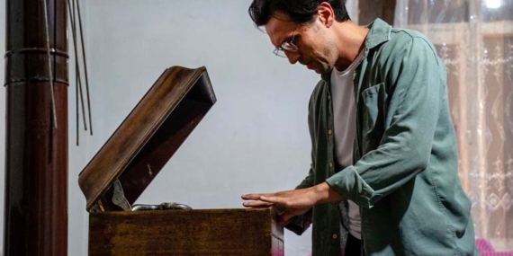 Burak Alp Yenilmez Gramafon ile İngiltere yolcusu