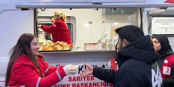 Kızılay Sarıyer iftarda yolda kalanın yanında