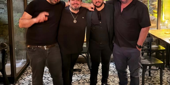 Mustafa Akay dünyaca ünlü müzisyenlere eşlik etti