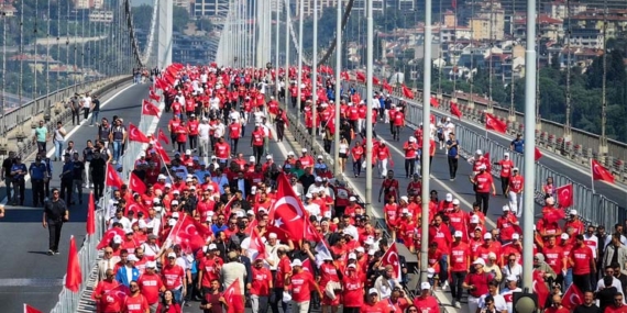 Binlerce İstanbullu 15 Temmuz Şehitler Köprüsü’nde yürüdü