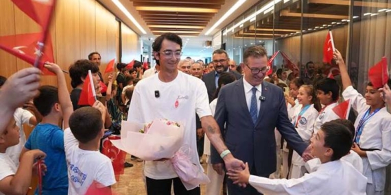 Sarıyerli şampiyon Mete Gazoz’a coşkulu karşılama