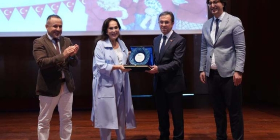 Türkan Şoray yıl sonu şenliğine katıldı