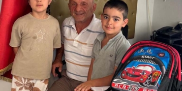 ahmet_cinar_okul_cantasi_dagitiyor