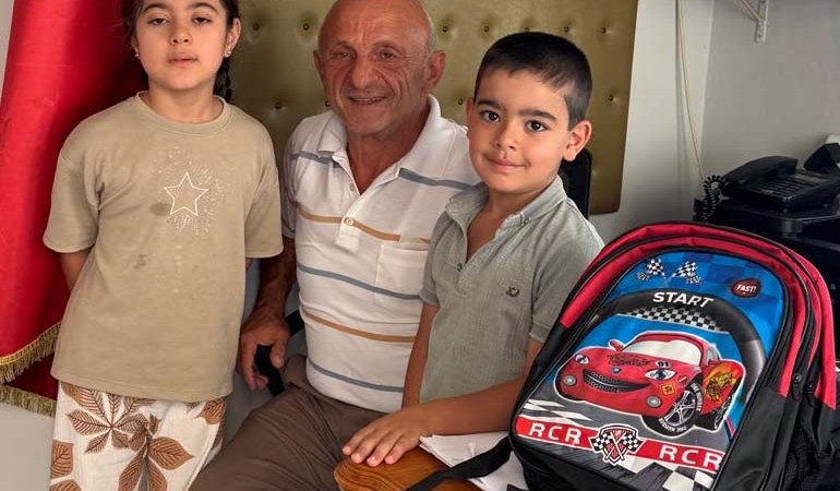 ahmet_cinar_okul_cantasi_dagitiyor