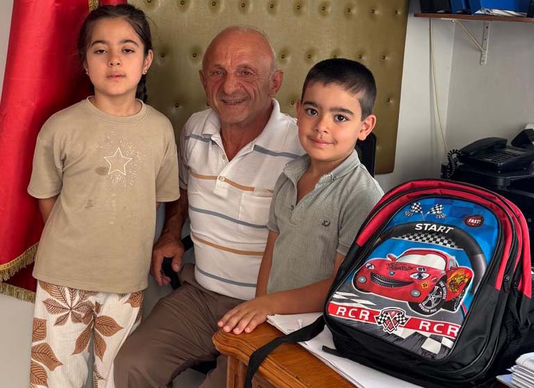 ahmet_cinar_okul_cantasi_dagitiyor