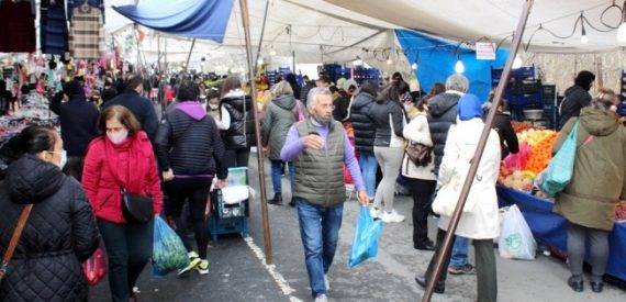 Sarıyer’de ki pazarlarda sosyal mesafe unutuldu!