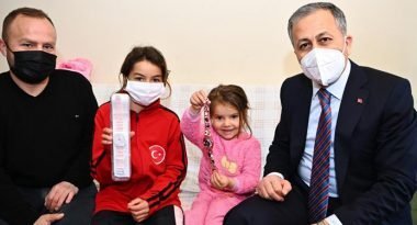 vali-yerlikaya-ziyaret-ceyirbasi-minik-futbolcu-cimen